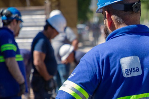 Imagen de Qué significa la privatización de AySA: cómo impacta en los usuarios que el agua deje de ser un servicio público en Argentina